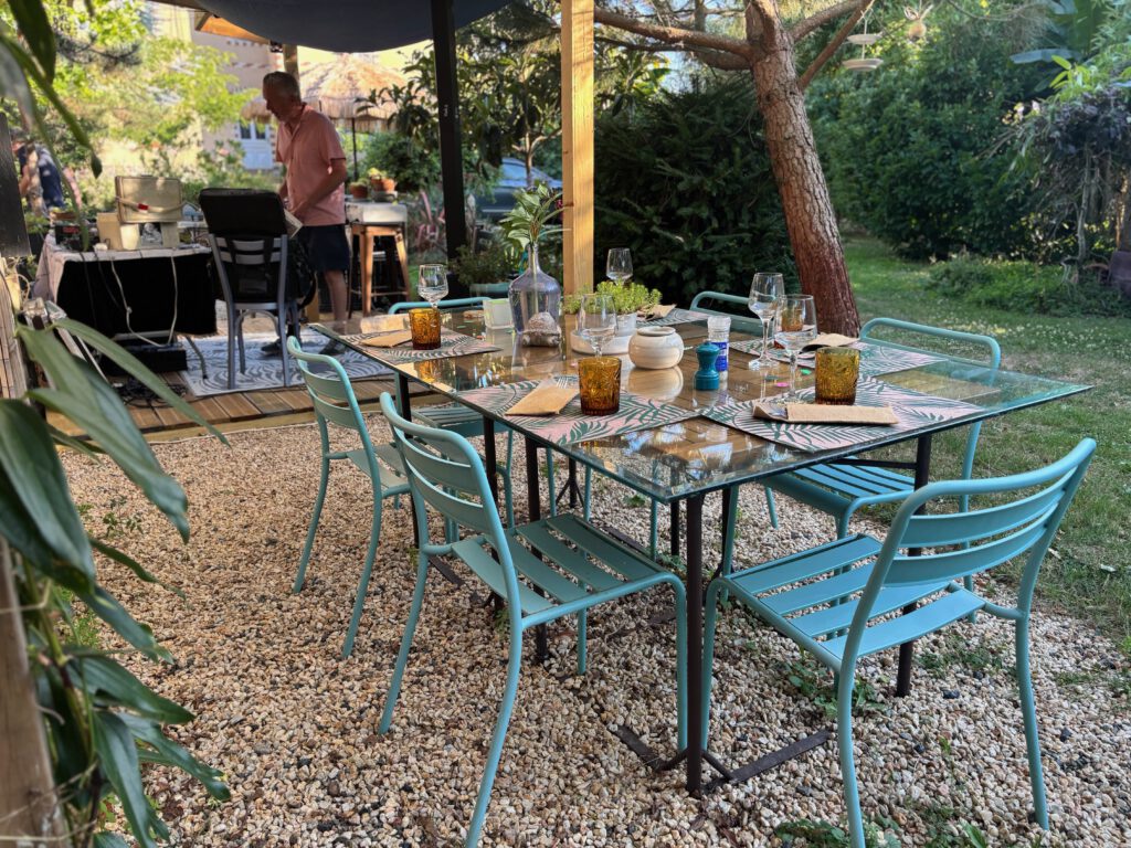 Table extérieur Chez Mary et Pierre-Yves, restaurant musical